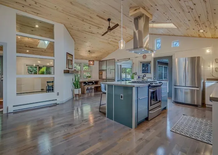 Cozy Modern House Seconds From Roaring Fork River