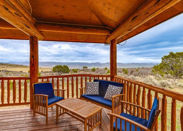Spacious Rifle Cabin W/ Deck + Mountain Views!